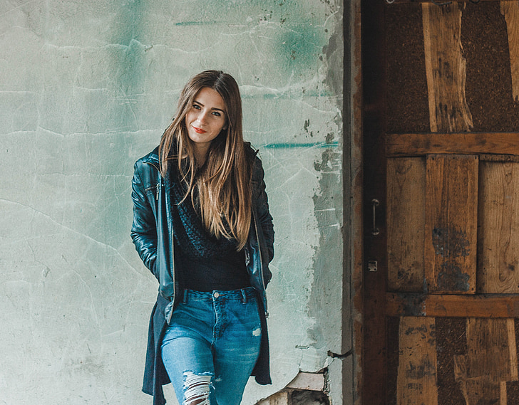 Top 5 Fashionable Facebook Bios for Girls